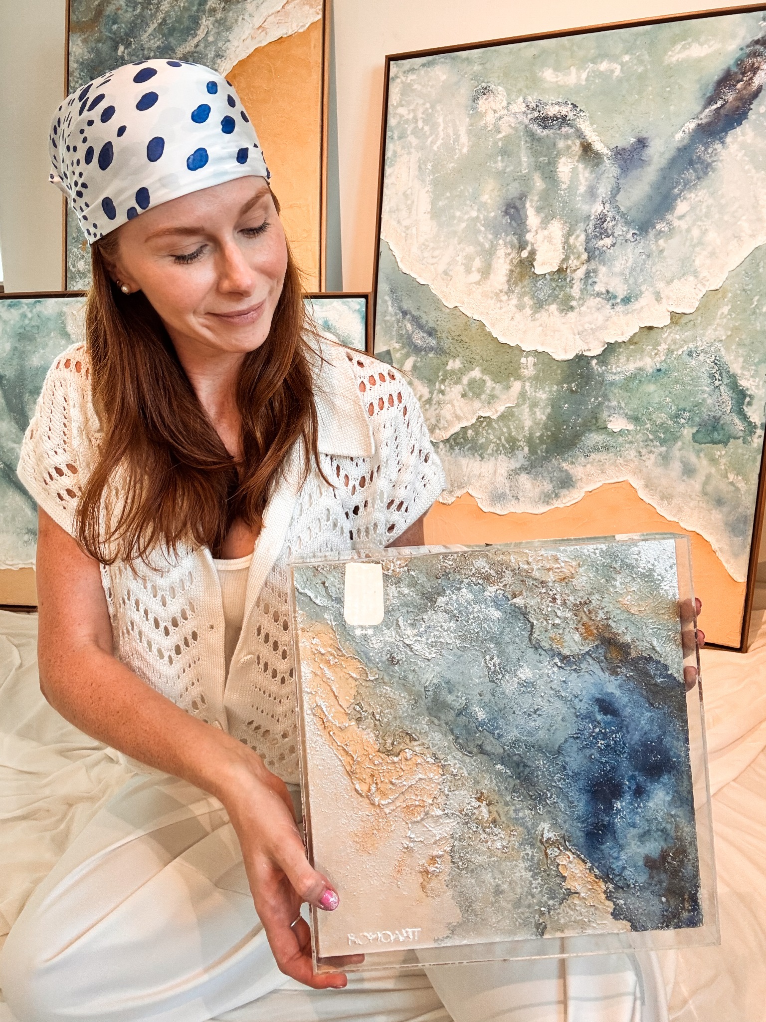 Jeniffer Borchardt com suas obras de arte texturizada
